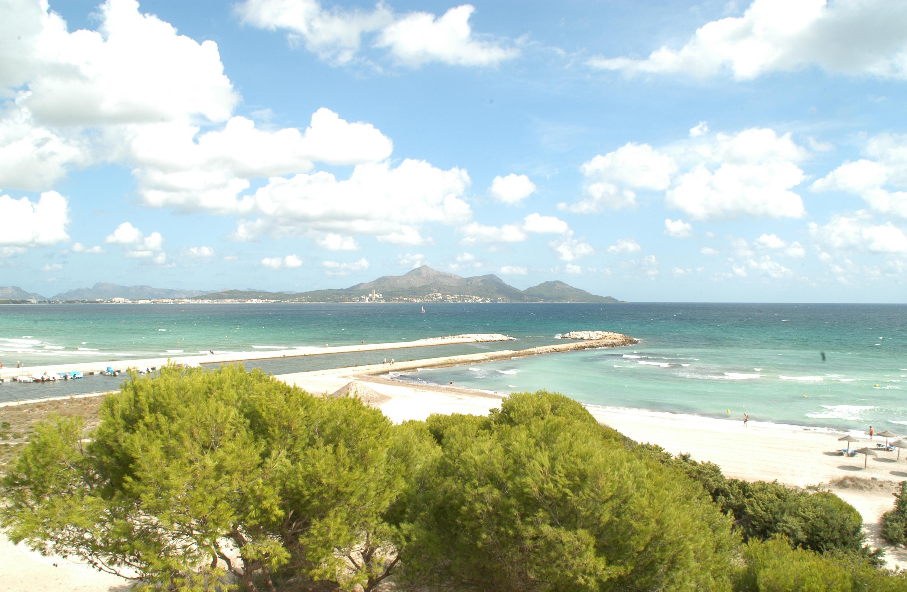 المتنزه الطبيعي وسبا غروبوتيل بلايا ذي مورو المظهر الخارجي الصورة View of the island of Mallorca from the coast of Portals Nous