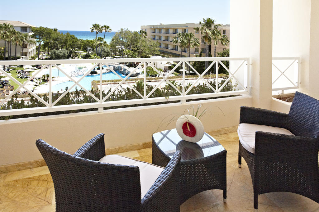 المتنزه الطبيعي وسبا غروبوتيل بلايا ذي مورو الغرفة الصورة A balcony at the Hilton Nicosia
