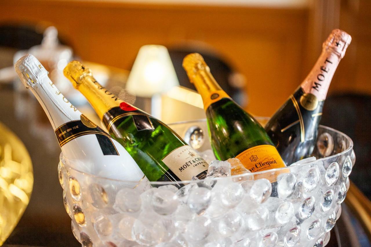 المتنزه الطبيعي وسبا غروبوتيل بلايا ذي مورو المظهر الخارجي الصورة Champagne bottles in an ice bucket
