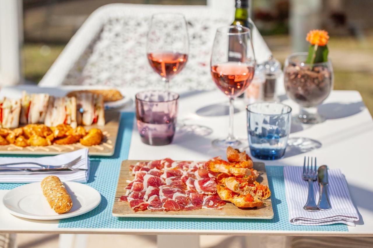 المتنزه الطبيعي وسبا غروبوتيل بلايا ذي مورو المظهر الخارجي الصورة A typical tapas bar table